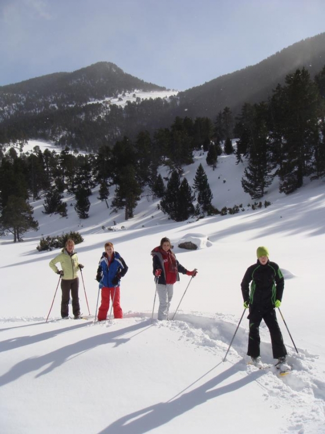 disfrutando de la nieve con las raquetas